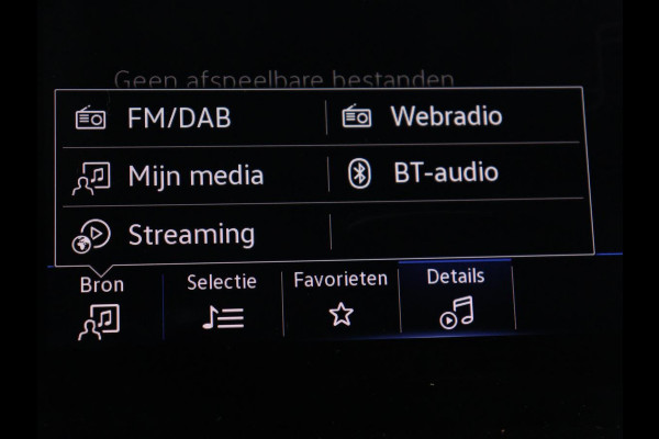 Volkswagen T-Cross 1.0 TSI Life | Trekhaak | Carplay | Virtual Cockpit | Side Assist | Navigatie | Sportstoelen | Adaptive cruise | Getint glas | Regen-/lichtsensor
