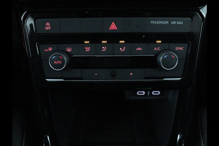 Volkswagen T-Cross 1.0 TSI Life | Trekhaak | Carplay | Virtual Cockpit | Side Assist | Navigatie | Sportstoelen | Adaptive cruise | Getint glas | Regen-/lichtsensor