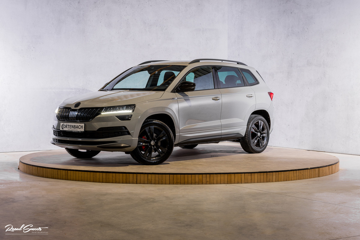 Škoda Karoq 1.5 TSI ACT Sportline Business | Zwenkbare trekhaak | Steel Grey | Blis | Cruise control | Apple carplay |