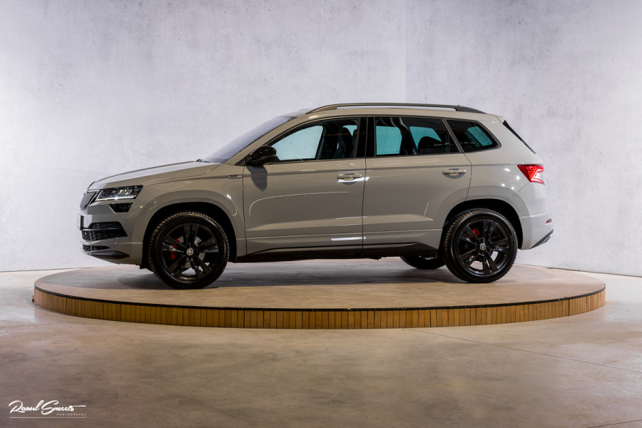 Škoda Karoq 1.5 TSI ACT Sportline Business | Zwenkbare trekhaak | Steel Grey | Blis | Cruise control | Apple carplay |
