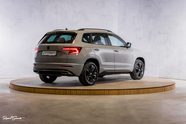 Škoda Karoq 1.5 TSI ACT Sportline Business | Zwenkbare trekhaak | Steel Grey | Blis | Cruise control | Apple carplay |
