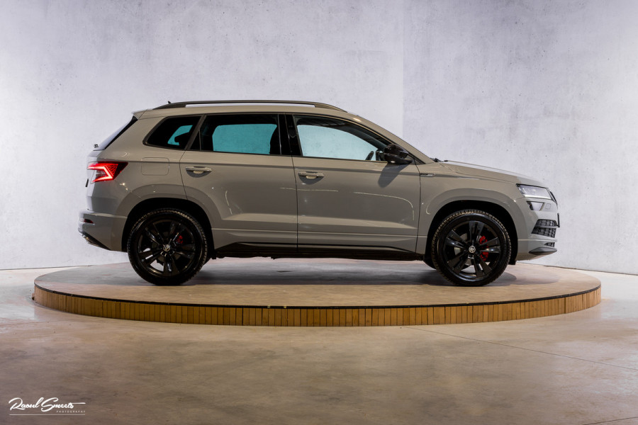 Škoda Karoq 1.5 TSI ACT Sportline Business | Zwenkbare trekhaak | Steel Grey | Blis | Cruise control | Apple carplay |