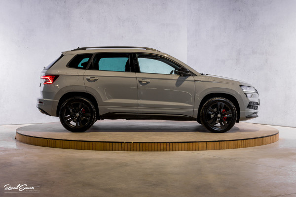 Škoda Karoq 1.5 TSI ACT Sportline Business | Zwenkbare trekhaak | Steel Grey | Blis | Cruise control | Apple carplay |