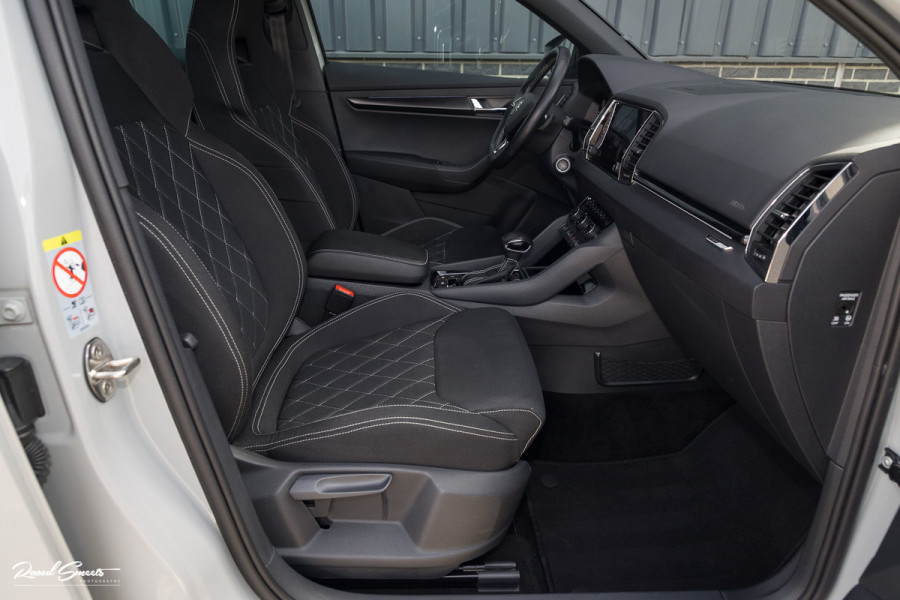 Škoda Karoq 1.5 TSI ACT Sportline Business | Zwenkbare trekhaak | Steel Grey | Blis | Cruise control | Apple carplay |