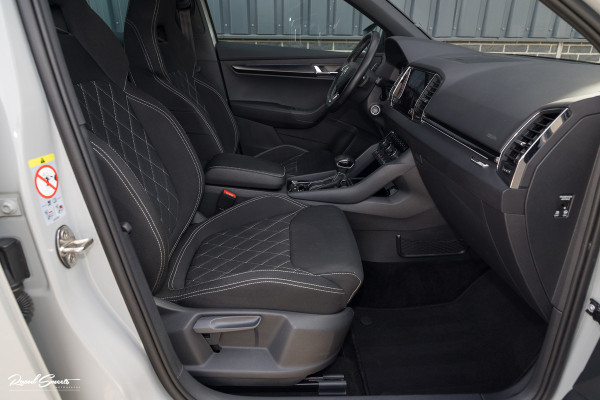 Škoda Karoq 1.5 TSI ACT Sportline Business | Zwenkbare trekhaak | Steel Grey | Blis | Cruise control | Apple carplay |