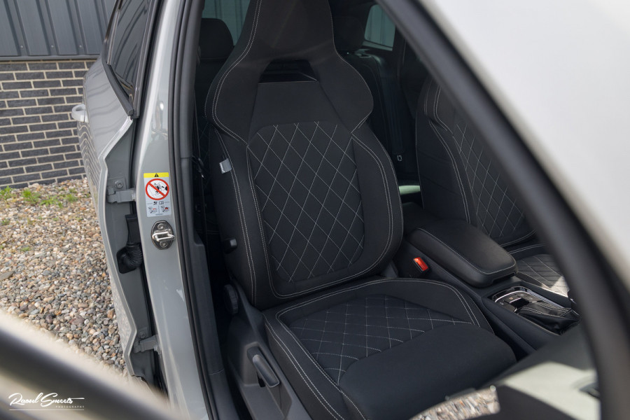 Škoda Karoq 1.5 TSI ACT Sportline Business | Zwenkbare trekhaak | Steel Grey | Blis | Cruise control | Apple carplay |