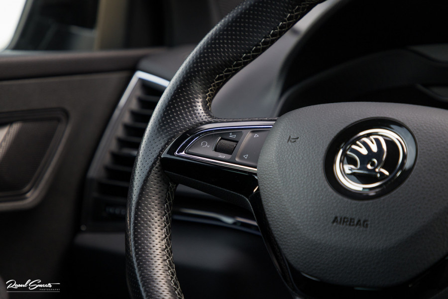 Škoda Karoq 1.5 TSI ACT Sportline Business | Zwenkbare trekhaak | Steel Grey | Blis | Cruise control | Apple carplay |