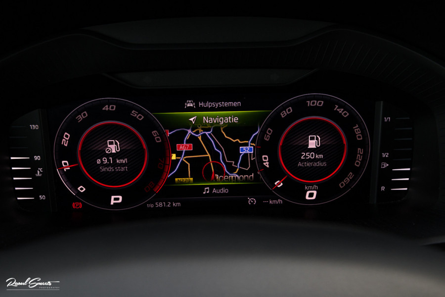 Škoda Karoq 1.5 TSI ACT Sportline Business | Zwenkbare trekhaak | Steel Grey | Blis | Cruise control | Apple carplay |