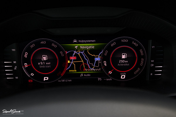 Škoda Karoq 1.5 TSI ACT Sportline Business | Zwenkbare trekhaak | Steel Grey | Blis | Cruise control | Apple carplay |