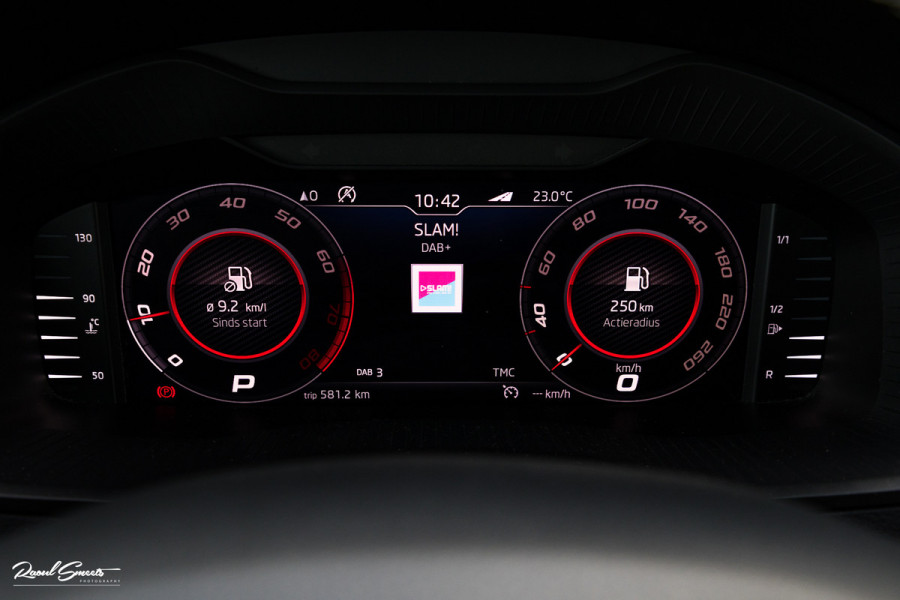 Škoda Karoq 1.5 TSI ACT Sportline Business | Zwenkbare trekhaak | Steel Grey | Blis | Cruise control | Apple carplay |