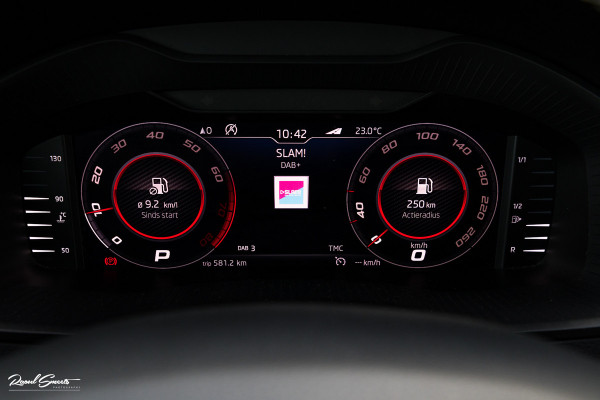 Škoda Karoq 1.5 TSI ACT Sportline Business | Zwenkbare trekhaak | Steel Grey | Blis | Cruise control | Apple carplay |