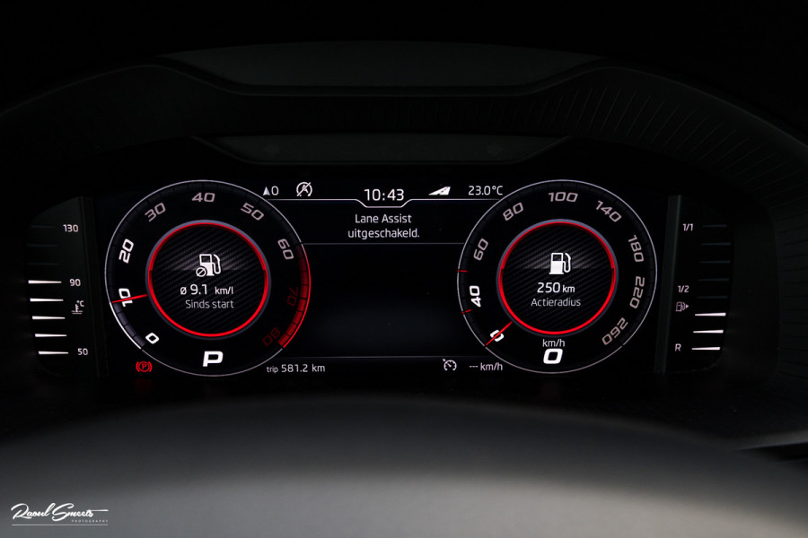 Škoda Karoq 1.5 TSI ACT Sportline Business | Zwenkbare trekhaak | Steel Grey | Blis | Cruise control | Apple carplay |