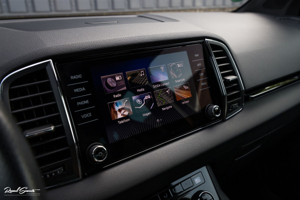 Škoda Karoq 1.5 TSI ACT Sportline Business | Zwenkbare trekhaak | Steel Grey | Blis | Cruise control | Apple carplay |