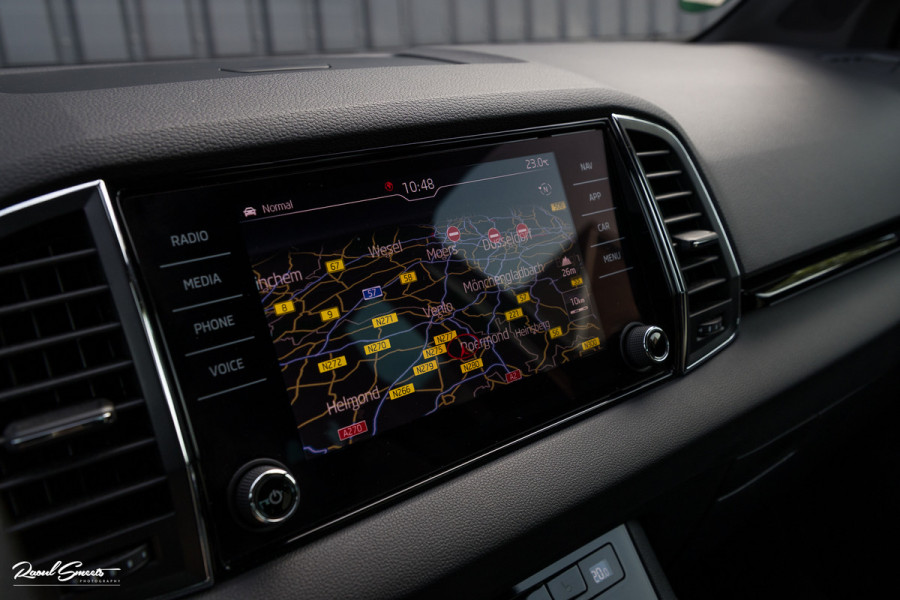 Škoda Karoq 1.5 TSI ACT Sportline Business | Zwenkbare trekhaak | Steel Grey | Blis | Cruise control | Apple carplay |