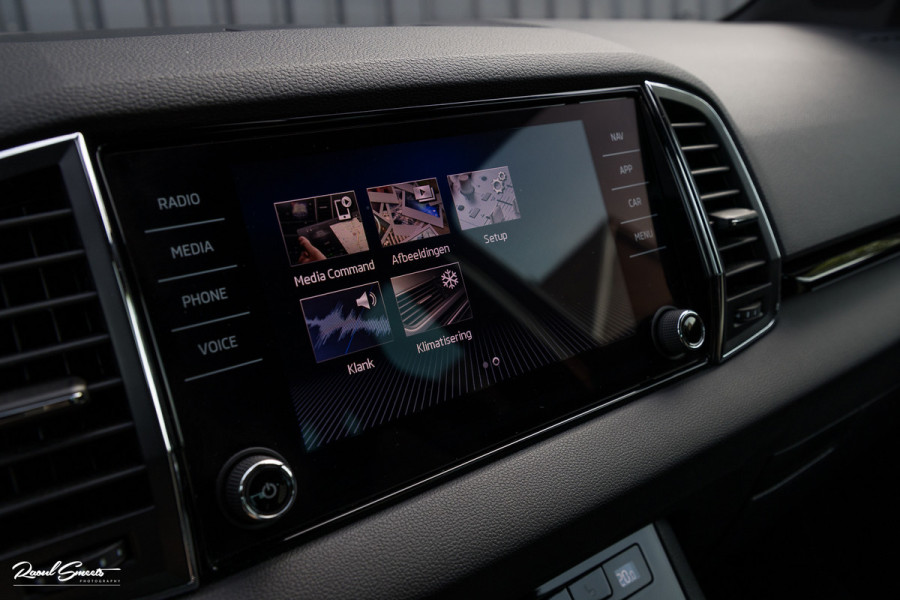 Škoda Karoq 1.5 TSI ACT Sportline Business | Zwenkbare trekhaak | Steel Grey | Blis | Cruise control | Apple carplay |