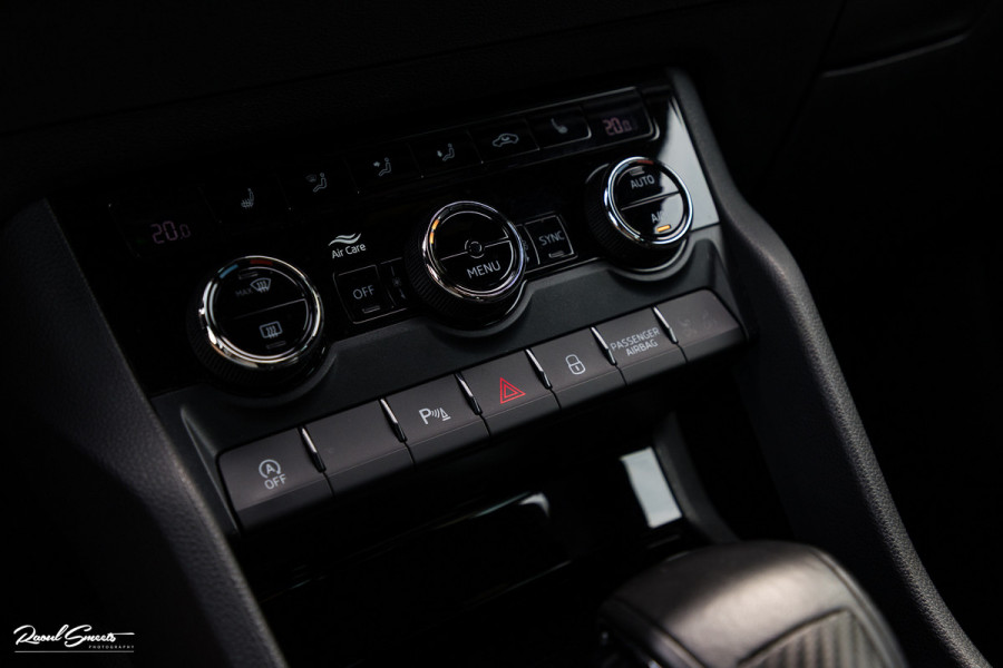 Škoda Karoq 1.5 TSI ACT Sportline Business | Zwenkbare trekhaak | Steel Grey | Blis | Cruise control | Apple carplay |
