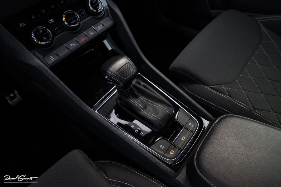 Škoda Karoq 1.5 TSI ACT Sportline Business | Zwenkbare trekhaak | Steel Grey | Blis | Cruise control | Apple carplay |