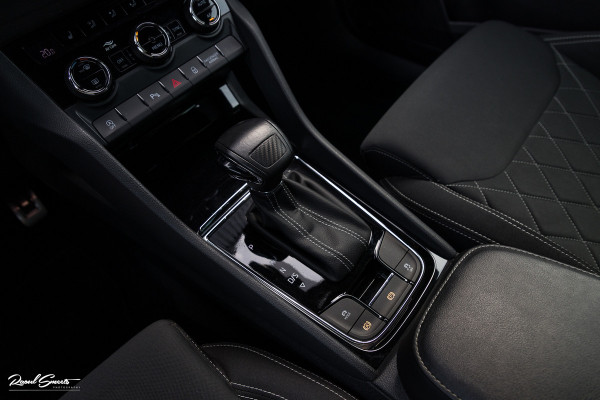 Škoda Karoq 1.5 TSI ACT Sportline Business | Zwenkbare trekhaak | Steel Grey | Blis | Cruise control | Apple carplay |