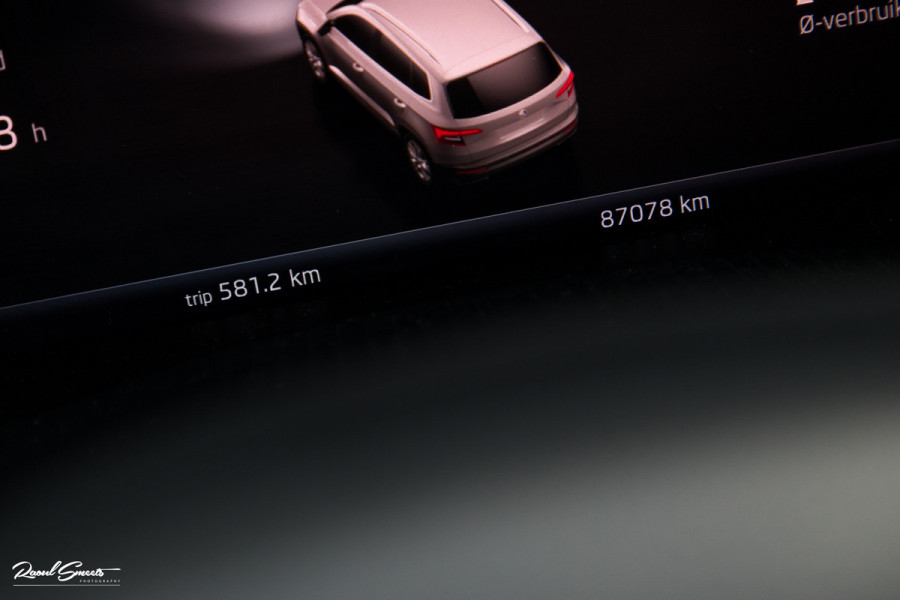 Škoda Karoq 1.5 TSI ACT Sportline Business | Zwenkbare trekhaak | Steel Grey | Blis | Cruise control | Apple carplay |