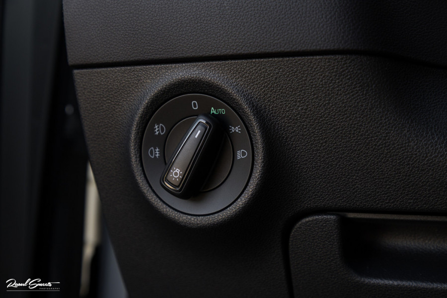 Škoda Karoq 1.5 TSI ACT Sportline Business | Zwenkbare trekhaak | Steel Grey | Blis | Cruise control | Apple carplay |