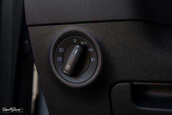 Škoda Karoq 1.5 TSI ACT Sportline Business | Zwenkbare trekhaak | Steel Grey | Blis | Cruise control | Apple carplay |