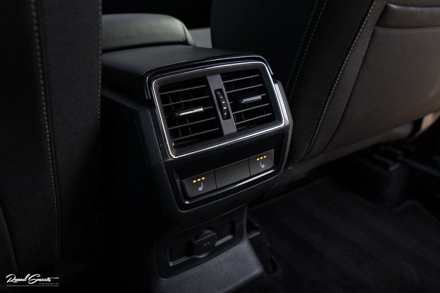 Škoda Karoq 1.5 TSI ACT Sportline Business | Zwenkbare trekhaak | Steel Grey | Blis | Cruise control | Apple carplay |