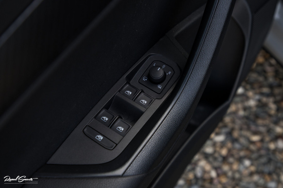 Škoda Karoq 1.5 TSI ACT Sportline Business | Zwenkbare trekhaak | Steel Grey | Blis | Cruise control | Apple carplay |