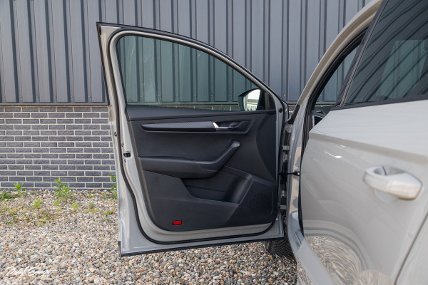 Škoda Karoq 1.5 TSI ACT Sportline Business | Zwenkbare trekhaak | Steel Grey | Blis | Cruise control | Apple carplay |