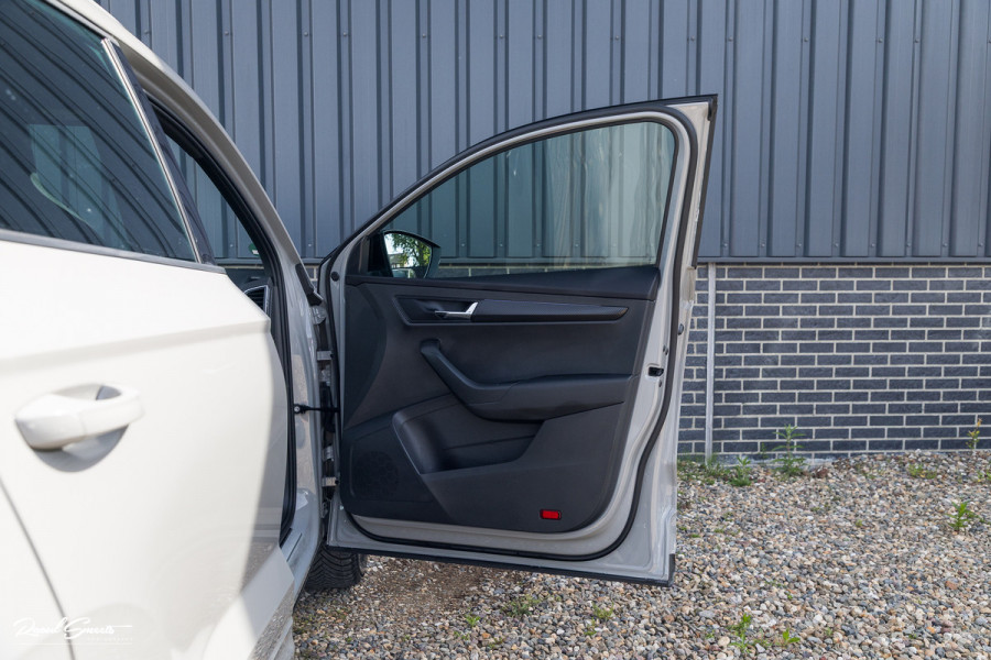 Škoda Karoq 1.5 TSI ACT Sportline Business | Zwenkbare trekhaak | Steel Grey | Blis | Cruise control | Apple carplay |