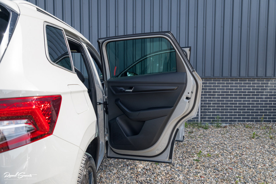Škoda Karoq 1.5 TSI ACT Sportline Business | Zwenkbare trekhaak | Steel Grey | Blis | Cruise control | Apple carplay |