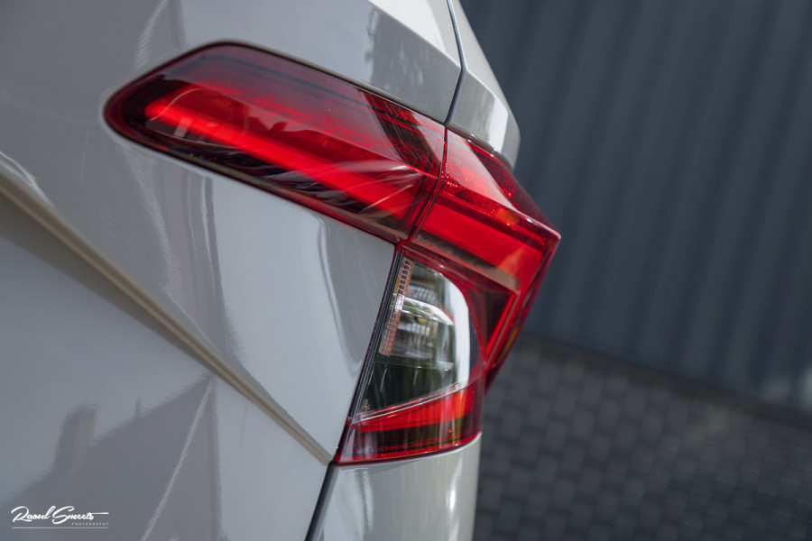 Škoda Karoq 1.5 TSI ACT Sportline Business | Zwenkbare trekhaak | Steel Grey | Blis | Cruise control | Apple carplay |