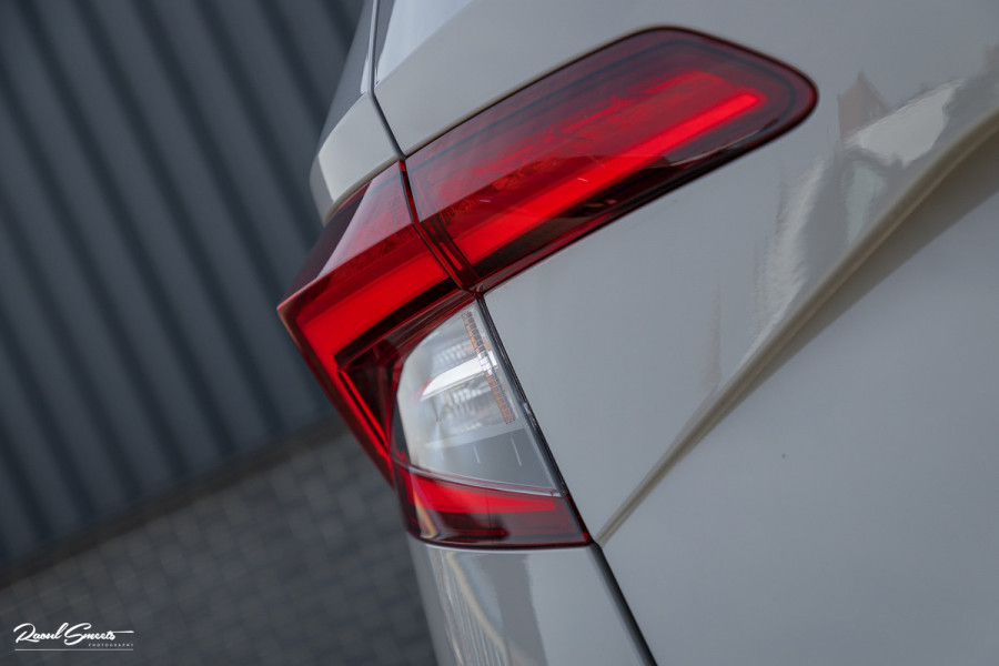 Škoda Karoq 1.5 TSI ACT Sportline Business | Zwenkbare trekhaak | Steel Grey | Blis | Cruise control | Apple carplay |