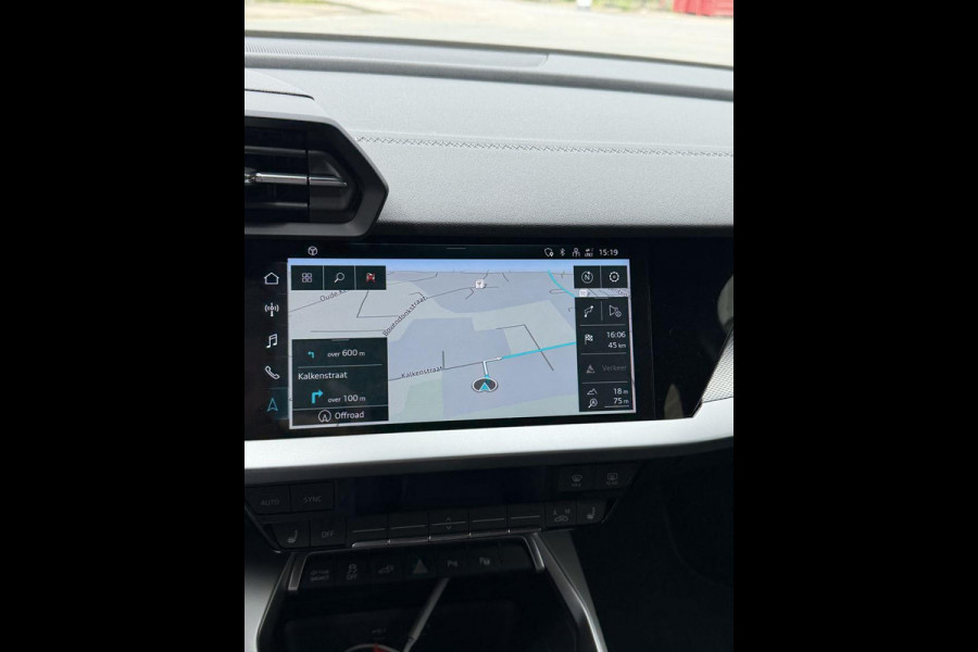 Audi A3 Sportback 40 TFSI S Line | Adaptive cruise control | Trekhaak afneembaar | Lederen bekleding | Stoelverwarming | Camera | Elektrische achterklep | Dodehoeksensoren |