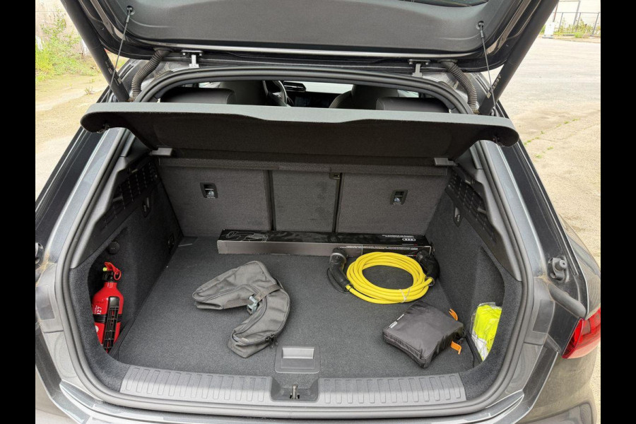 Audi A3 Sportback 40 TFSI S Line | Adaptive cruise control | Trekhaak afneembaar | Lederen bekleding | Stoelverwarming | Camera | Elektrische achterklep | Dodehoeksensoren |