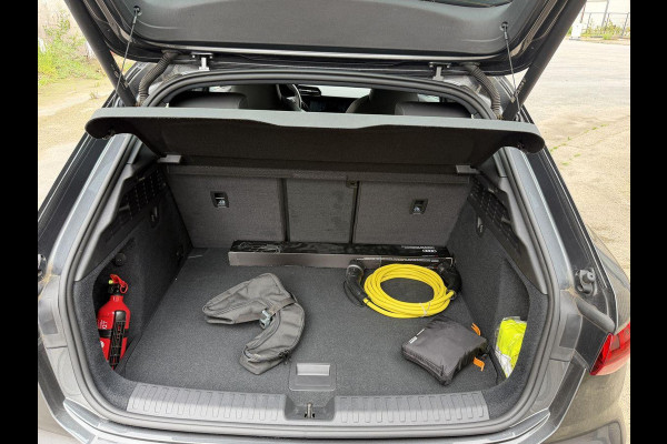 Audi A3 Sportback 40 TFSI S Line | Adaptive cruise control | Trekhaak afneembaar | Lederen bekleding | Stoelverwarming | Camera | Elektrische achterklep | Dodehoeksensoren |