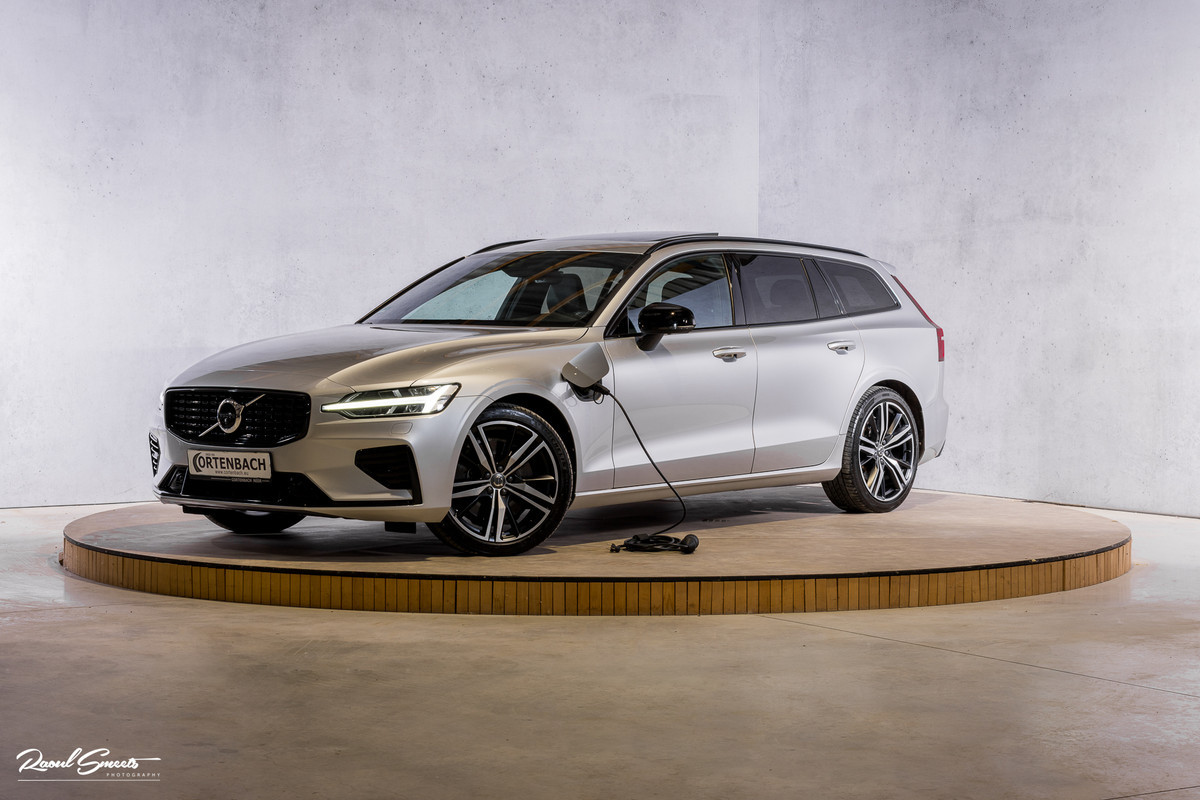 Volvo V60 2.0 T6 Recharge AWD R-Design Long Range | Panorama dak | Zwenkbare trekhaak | Adaptieve cruise | Harman Kardon |