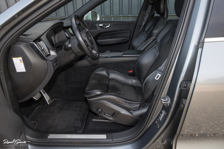 Volvo XC60 2.0 T5 R-Design | Adaptieve cruise | Zwenkbare trekhaak | Panoramadak | Bliss |