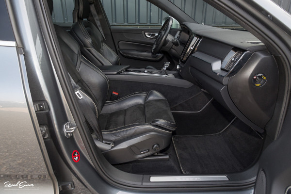 Volvo XC60 2.0 T5 R-Design | Adaptieve cruise | Zwenkbare trekhaak | Panoramadak | Bliss |