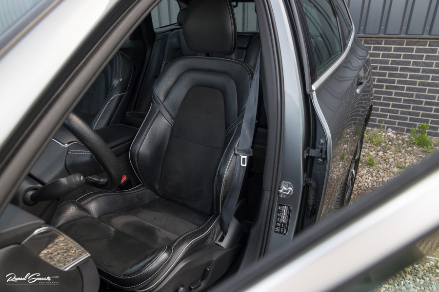 Volvo XC60 2.0 T5 R-Design | Adaptieve cruise | Zwenkbare trekhaak | Panoramadak | Bliss |