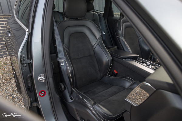 Volvo XC60 2.0 T5 R-Design | Adaptieve cruise | Zwenkbare trekhaak | Panoramadak | Bliss |