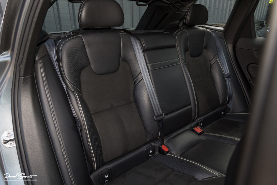 Volvo XC60 2.0 T5 R-Design | Adaptieve cruise | Zwenkbare trekhaak | Panoramadak | Bliss |