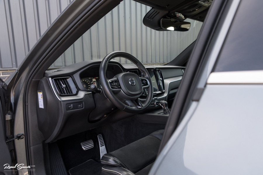 Volvo XC60 2.0 T5 R-Design | Adaptieve cruise | Zwenkbare trekhaak | Panoramadak | Bliss |