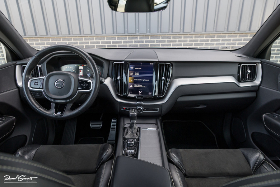 Volvo XC60 2.0 T5 R-Design | Adaptieve cruise | Zwenkbare trekhaak | Panoramadak | Bliss |