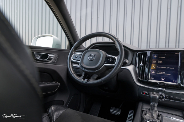 Volvo XC60 2.0 T5 R-Design | Adaptieve cruise | Zwenkbare trekhaak | Panoramadak | Bliss |