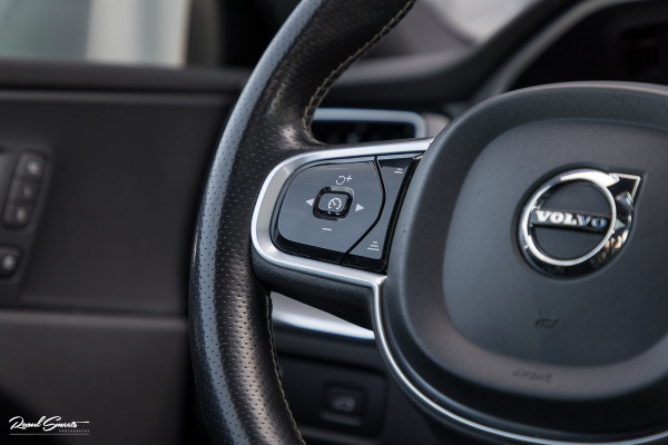 Volvo XC60 2.0 T5 R-Design | Adaptieve cruise | Zwenkbare trekhaak | Panoramadak | Bliss |