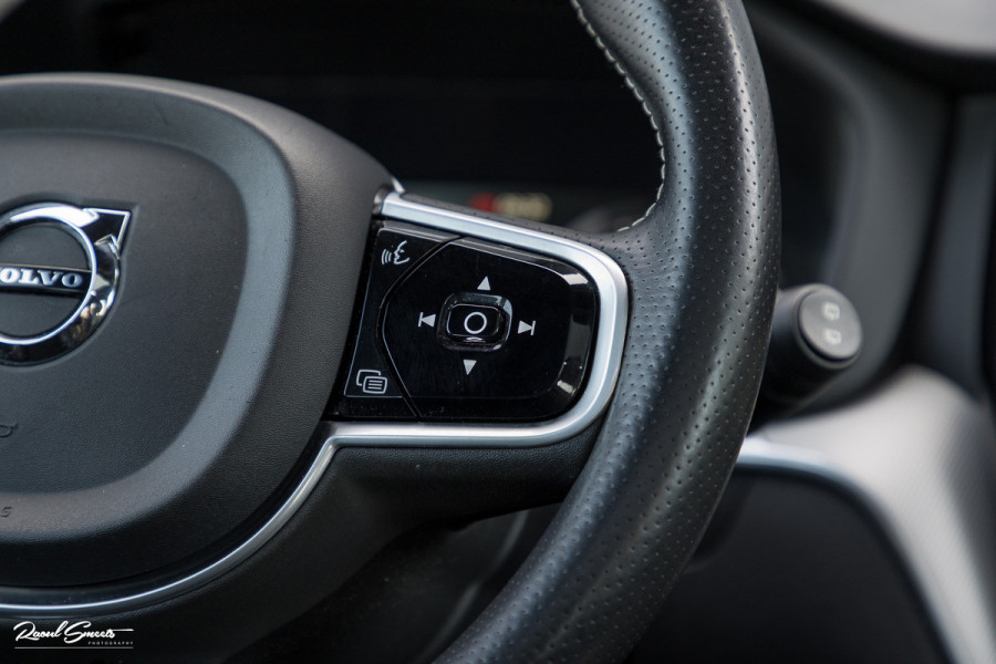 Volvo XC60 2.0 T5 R-Design | Adaptieve cruise | Zwenkbare trekhaak | Panoramadak | Bliss |