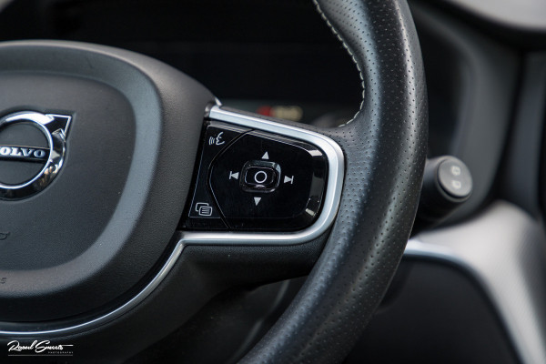 Volvo XC60 2.0 T5 R-Design | Adaptieve cruise | Zwenkbare trekhaak | Panoramadak | Bliss |