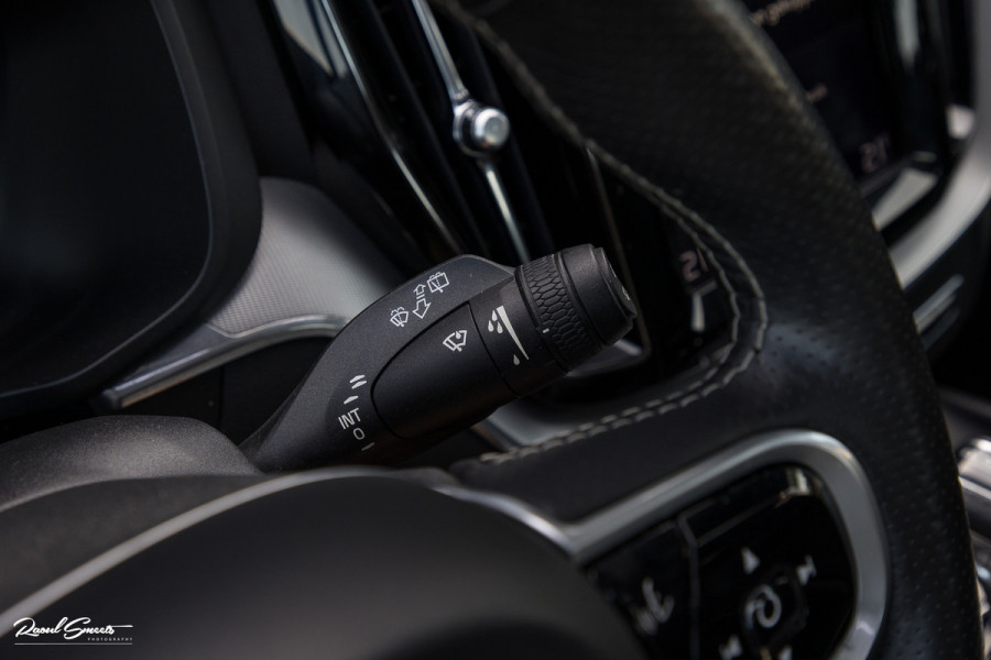 Volvo XC60 2.0 T5 R-Design | Adaptieve cruise | Zwenkbare trekhaak | Panoramadak | Bliss |