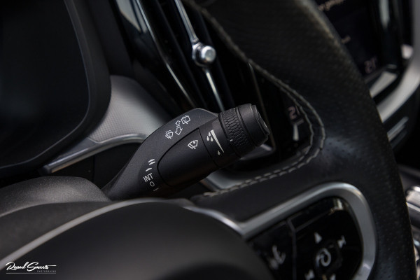 Volvo XC60 2.0 T5 R-Design | Adaptieve cruise | Zwenkbare trekhaak | Panoramadak | Bliss |