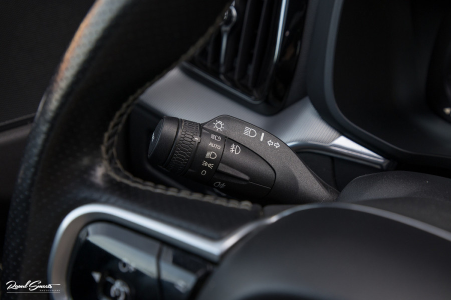 Volvo XC60 2.0 T5 R-Design | Adaptieve cruise | Zwenkbare trekhaak | Panoramadak | Bliss |